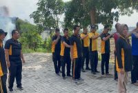 Kapolsek Tikung AKP Anang Purwo Widodo bersama jajaran Polsek Tikung mengikuti olahraga pagi di halaman mako, Jumat (31/10/2025). (Foto Dok Ho/RadarBangsa.co.id)