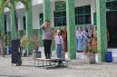 Kapolsek Tikung AKP Anang Purwo Widodo, S.H., memimpin upacara bendera dalam kegiatan Police Goes to School di SMK Islam Tikung, Lamongan, Senin (20/10/2025). (Foto Dok Ho/RadarBangsa.co.id)