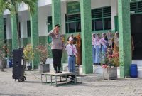 Kapolsek Tikung AKP Anang Purwo Widodo, S.H., memimpin upacara bendera dalam kegiatan Police Goes to School di SMK Islam Tikung, Lamongan, Senin (20/10/2025). (Foto Dok Ho/RadarBangsa.co.id)