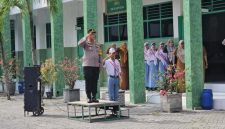 Kapolsek Tikung AKP Anang Purwo Widodo, S.H., memimpin upacara bendera dalam kegiatan Police Goes to School di SMK Islam Tikung, Lamongan, Senin (20/10/2025). (Foto Dok Ho/RadarBangsa.co.id)