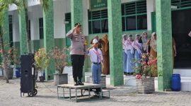 Kapolsek Tikung AKP Anang Purwo Widodo, S.H., memimpin upacara bendera dalam kegiatan Police Goes to School di SMK Islam Tikung, Lamongan, Senin (20/10/2025). (Foto Dok Ho/RadarBangsa.co.id)
