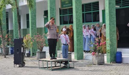 Kapolsek Tikung Bacakan Amanat Kapolres Lmaongan dalam Upacara Serentak