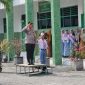 Kapolsek Tikung AKP Anang Purwo Widodo, S.H., memimpin upacara bendera dalam kegiatan Police Goes to School di SMK Islam Tikung, Lamongan, Senin (20/10/2025). (Foto Dok Ho/RadarBangsa.co.id)