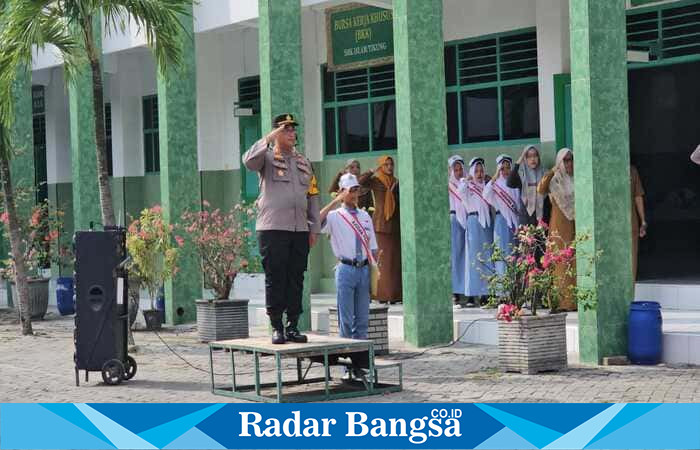 Kapolsek Tikung AKP Anang Purwo Widodo, S.H., memimpin upacara bendera dalam kegiatan Police Goes to School di SMK Islam Tikung, Lamongan, Senin (20/10/2025). (Foto Dok Ho/RadarBangsa.co.id)