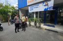 Kapolsek Tikung AKP Anang Purwo Widodo (kiri) melakukan patroli dialogis di salah satu kantor Bank BRI wilayah Tikung, Lamongan, Senin (20/10/2025). (Foto Dok Ho/RadarBangsa.co.id)