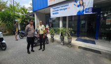 Kapolsek Tikung AKP Anang Purwo Widodo (kiri) melakukan patroli dialogis di salah satu kantor Bank BRI wilayah Tikung, Lamongan, Senin (20/10/2025). (Foto Dok Ho/RadarBangsa.co.id)