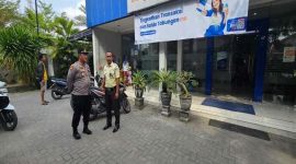 Kapolsek Tikung AKP Anang Purwo Widodo (kiri) melakukan patroli dialogis di salah satu kantor Bank BRI wilayah Tikung, Lamongan, Senin (20/10/2025). (Foto Dok Ho/RadarBangsa.co.id)