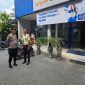 Kapolsek Tikung AKP Anang Purwo Widodo (kiri) melakukan patroli dialogis di salah satu kantor Bank BRI wilayah Tikung, Lamongan, Senin (20/10/2025). (Foto Dok Ho/RadarBangsa.co.id)