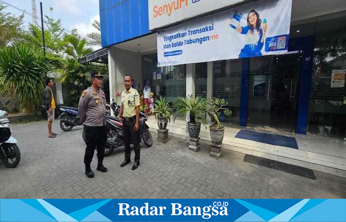 Kapolsek Tikung AKP Anang Purwo Widodo (kiri) melakukan patroli dialogis di salah satu kantor Bank BRI wilayah Tikung, Lamongan, Senin (20/10/2025). (Foto Dok Ho/RadarBangsa.co.id)