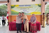 Kapolsek Tikung AKP Anang Purwo Widodo, S.H., bersama Sekcam lama Anggraito, S.H., saat menghadiri acara pisah kenal Sekcam Tikung di Pendopo Kecamatan Tikung, Lamongan, Senin (27/10/2025). (Foto Ho/RadarBangsa.co.id)