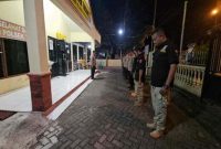 Kapolsek Tikung AKP Anang Purwo Widodo,SH.,  memimpin apel gabungan pengamanan pelantikan pengurus PSHT Cabang Lamongan di Desa Menongo, Kecamatan Sukodadi. (Foto Dok Ho/RadarBangsa.co.id)