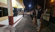 Kapolsek Tikung AKP Anang Purwo Widodo,SH.,  memimpin apel gabungan pengamanan pelantikan pengurus PSHT Cabang Lamongan di Desa Menongo, Kecamatan Sukodadi. (Foto Dok Ho/RadarBangsa.co.id)