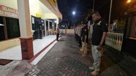 Kapolsek Tikung AKP Anang Purwo Widodo,SH.,  memimpin apel gabungan pengamanan pelantikan pengurus PSHT Cabang Lamongan di Desa Menongo, Kecamatan Sukodadi. (Foto Dok Ho/RadarBangsa.co.id)