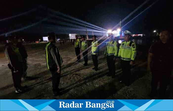 Kapolsek Tikung AKP Anang Purwo Widodo, S.H. memimpin apel pengamanan Pam Ababil Bersholawat dalam rangka HUT TNI ke-80 dan Peringatan Hari Santri Nasional (HSN) 2025 di Lapangan Tembak Kodim 0812, Desa Jotosanur, Kecamatan Tikung, Kabupaten Lamongan, Sabtu (25/10/2025). (Foto Dok Ho/RadarBangsa.co.id)