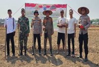 Kapolsek Tikung AKP Anang Purwo Widodo bersama jajaran saat menanam jagung serentak di Desa Balongwangi, Lamongan, Rabu (8/10/2025). (Foto Dok Ho/RadarBangsa.co.id)