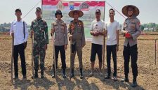 Kapolsek Tikung AKP Anang Purwo Widodo bersama jajaran saat menanam jagung serentak di Desa Balongwangi, Lamongan, Rabu (8/10/2025). (Foto Dok Ho/RadarBangsa.co.id)