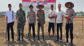 Kapolsek Tikung AKP Anang Purwo Widodo bersama jajaran saat menanam jagung serentak di Desa Balongwangi, Lamongan, Rabu (8/10/2025). (Foto Dok Ho/RadarBangsa.co.id)