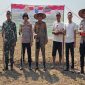 Kapolsek Tikung AKP Anang Purwo Widodo bersama jajaran saat menanam jagung serentak di Desa Balongwangi, Lamongan, Rabu (8/10/2025). (Foto Dok Ho/RadarBangsa.co.id)