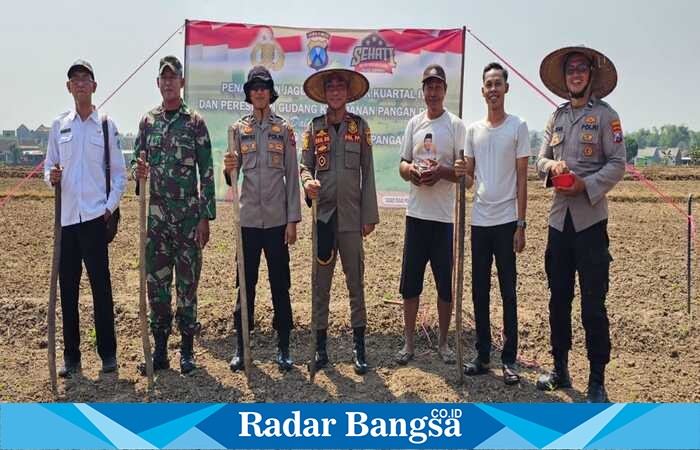 Kapolsek Tikung AKP Anang Purwo Widodo bersama jajaran saat menanam jagung serentak di Desa Balongwangi, Lamongan, Rabu (8/10/2025). (Foto Dok Ho/RadarBangsa.co.id)