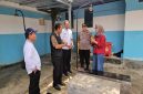 Kapolsek Tikung AKP Anang Purwo Widodo saat meninjau kegiatan distribusi makanan bergizi di SPPG Tambakrigadung, Kecamatan Tikung, Lamongan, Jumat (24/10/2025). (Foto Dok Ho/RadarBangsa.co.id)