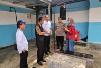 Kapolsek Tikung AKP Anang Purwo Widodo saat meninjau kegiatan distribusi makanan bergizi di SPPG Tambakrigadung, Kecamatan Tikung, Lamongan, Jumat (24/10/2025). (Foto Dok Ho/RadarBangsa.co.id)