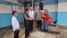 Kapolsek Tikung AKP Anang Purwo Widodo saat meninjau kegiatan distribusi makanan bergizi di SPPG Tambakrigadung, Kecamatan Tikung, Lamongan, Jumat (24/10/2025). (Foto Dok Ho/RadarBangsa.co.id)
