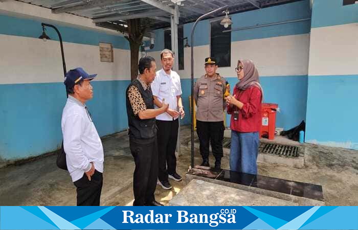 Kapolsek Tikung AKP Anang Purwo Widodo saat meninjau kegiatan distribusi makanan bergizi di SPPG Tambakrigadung, Kecamatan Tikung, Lamongan, Jumat (24/10/2025). (Foto Dok Ho/RadarBangsa.co.id)