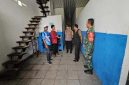 Kapolsek Tikung dan Kepala Desa Bakalanpule meninjau dapur pengolahan makanan di Sekolah Pengelola Pangan Gratis (SPPG) Bakalanpule, Jumat (24/10/2025). (Foto Dok Ho/RadarBangsa.co.id)