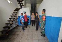 Kapolsek Tikung dan Kepala Desa Bakalanpule meninjau dapur pengolahan makanan di Sekolah Pengelola Pangan Gratis (SPPG) Bakalanpule, Jumat (24/10/2025). (Foto Dok Ho/RadarBangsa.co.id)