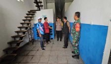 Kapolsek Tikung dan Kepala Desa Bakalanpule meninjau dapur pengolahan makanan di Sekolah Pengelola Pangan Gratis (SPPG) Bakalanpule, Jumat (24/10/2025). (Foto Dok Ho/RadarBangsa.co.id)