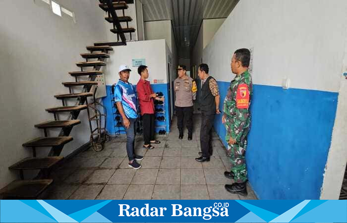 Kapolsek Tikung dan Kepala Desa Bakalanpule meninjau dapur pengolahan makanan di Sekolah Pengelola Pangan Gratis (SPPG) Bakalanpule, Jumat (24/10/2025). (Foto Dok Ho/RadarBangsa.co.id)