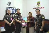 Kasi Pidsus Kejari Lamongan, Anton Wahyudi (kanan), saat menerima dokumen kajian akademik dari perwakilan universitas terkait alih fungsi tanah negara di Desa Sidokelar, Rabu (8/10/2025). (Dok Foto Ho/RadarBangsa.co.id)