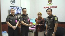 Kasi Pidsus Kejari Lamongan, Anton Wahyudi (kanan), saat menerima dokumen kajian akademik dari perwakilan universitas terkait alih fungsi tanah negara di Desa Sidokelar, Rabu (8/10/2025). (Dok Foto Ho/RadarBangsa.co.id)