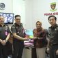 Kasi Pidsus Kejari Lamongan, Anton Wahyudi (kanan), saat menerima dokumen kajian akademik dari perwakilan universitas terkait alih fungsi tanah negara di Desa Sidokelar, Rabu (8/10/2025). (Dok Foto Ho/RadarBangsa.co.id)