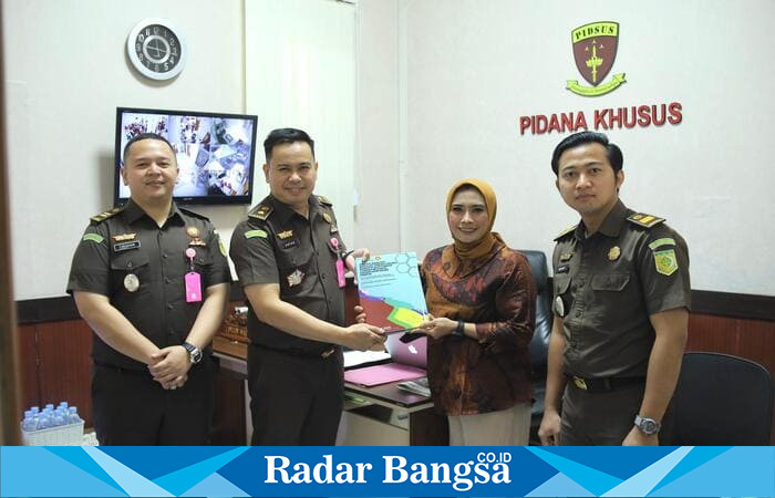 Kasi Pidsus Kejari Lamongan, Anton Wahyudi (kanan), saat menerima dokumen kajian akademik dari perwakilan universitas terkait alih fungsi tanah negara di Desa Sidokelar, Rabu (8/10/2025). (Dok Foto Ho/RadarBangsa.co.id)