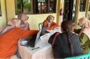 Petugas Dinas Kesehatan Kota Blitar melakukan pemeriksaan IVA gratis di salah satu puskesmas setempat, sebagai upaya deteksi dini kanker serviks. (Foto Dok Ho/RadarBangsa.co.id)
