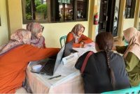 Petugas Dinas Kesehatan Kota Blitar melakukan pemeriksaan IVA gratis di salah satu puskesmas setempat, sebagai upaya deteksi dini kanker serviks. (Foto Dok Ho/RadarBangsa.co.id)