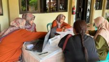 Petugas Dinas Kesehatan Kota Blitar melakukan pemeriksaan IVA gratis di salah satu puskesmas setempat, sebagai upaya deteksi dini kanker serviks. (Foto Dok Ho/RadarBangsa.co.id)