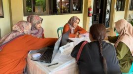 Petugas Dinas Kesehatan Kota Blitar melakukan pemeriksaan IVA gratis di salah satu puskesmas setempat, sebagai upaya deteksi dini kanker serviks. (Foto Dok Ho/RadarBangsa.co.id)