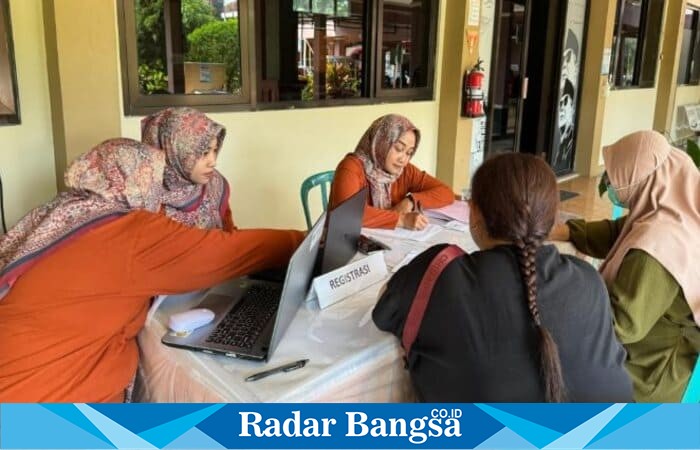 Petugas Dinas Kesehatan Kota Blitar melakukan pemeriksaan IVA gratis di salah satu puskesmas setempat, sebagai upaya deteksi dini kanker serviks. (Foto Dok Ho/RadarBangsa.co.id)