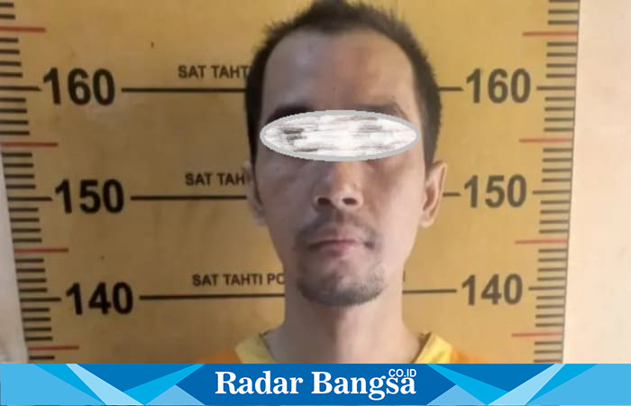 Tersangka FQ (34), pengurus keuangan PT Tawwaabiin, digelandang petugas Satreskrim Polres Lamongan usai diperiksa dalam kasus dugaan penipuan dan penggelapan dana jamaah umroh, Kamis (23/10/2025).  (Foto Dok Ho/RadarBangsa.co.id)
