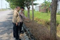 Petugas Polsek Tikung saat memantau kondisi lingkungan di sekitar pemukiman warga dalam kegiatan patroli dialogis Harkamtibmas, Minggu (5/10/2025). (Dok Foto Ho/RadarBangsa.co.id)