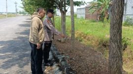 Petugas Polsek Tikung saat memantau kondisi lingkungan di sekitar pemukiman warga dalam kegiatan patroli dialogis Harkamtibmas, Minggu (5/10/2025). (Dok Foto Ho/RadarBangsa.co.id)