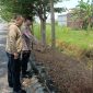 Petugas Polsek Tikung saat memantau kondisi lingkungan di sekitar pemukiman warga dalam kegiatan patroli dialogis Harkamtibmas, Minggu (5/10/2025). (Dok Foto Ho/RadarBangsa.co.id)