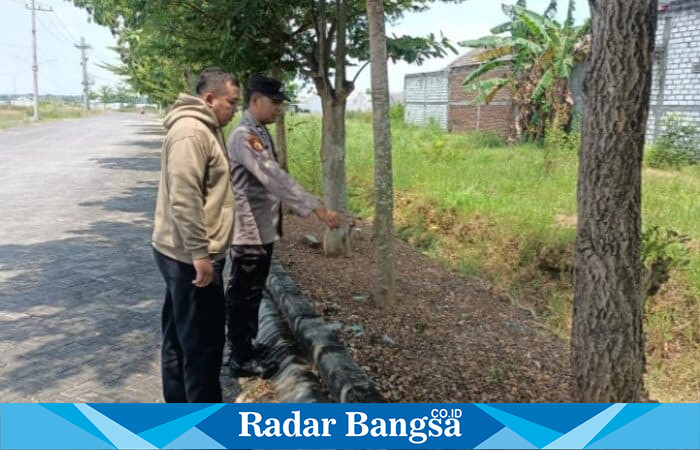 Petugas Polsek Tikung saat memantau kondisi lingkungan di sekitar pemukiman warga dalam kegiatan patroli dialogis Harkamtibmas, Minggu (5/10/2025). (Dok Foto Ho/RadarBangsa.co.id)