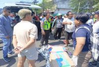 Petugas Polsek Semarang Tengah dan Unit Laka Lantas Polrestabes Semarang saat melakukan olah TKP di lokasi kecelakaan di Jalan MH Thamrin, Semarang, Selasa (14/10/2025). (Foto Dok Ho/RadarBangsa.co.id)