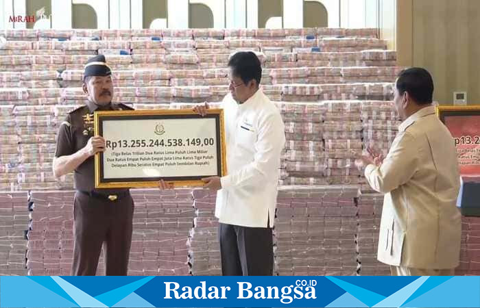 Kepala Kejaksaan Agung menyerahkan secara simbolis barang bukti uang hasil sitaan kepada pejabat terkait dalam kegiatan pemusnahan barang bukti di Jakarta (Foto Dok Ho/RadarBangsa.co.id)
