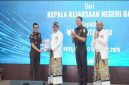 Foto: Kepala Kejaksaan Negeri Batu menyerahkan berkas PSU pada Walikota Batu