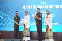 Foto: Kepala Kejaksaan Negeri Batu menyerahkan berkas PSU pada Walikota Batu