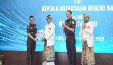 Foto: Kepala Kejaksaan Negeri Batu menyerahkan berkas PSU pada Walikota Batu